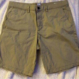 Gap Essential Khaki 10” Short light Khaki Chinos Men’s Size 34 BARELY WORN
